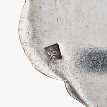 Load image into Gallery viewer, Couverts de service à entremets en métal argenté, fin XIXè - début XXè