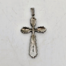 Charger l'image dans la galerie, Pendentif en forme de croix en argent 835 sertie de marcassites, années 1940