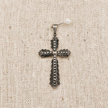 Charger l'image dans la galerie, Pendentif en forme de croix en argent 835 sertie de marcassites, années 1940