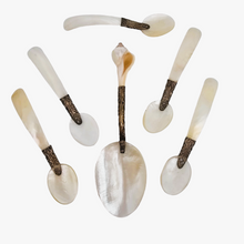 Load image into Gallery viewer, Suite de 5 cuillers à caviar et sa grande cuiller à servir victoriennes en nacre blanche et métal argenté, fin XIXe - début XXe