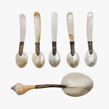 Load image into Gallery viewer, Suite de 5 cuillers à caviar et sa grande cuiller à servir victoriennes en nacre blanche et métal argenté, fin XIXe - début XXe