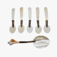 Load image into Gallery viewer, Suite de 5 cuillers à caviar et sa grande cuiller à servir victoriennes en nacre blanche et métal argenté, fin XIXe - début XXe