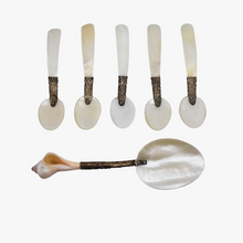 Load image into Gallery viewer, Suite de 5 cuillers à caviar et sa grande cuiller à servir victoriennes en nacre blanche et métal argenté, fin XIXe - début XXe