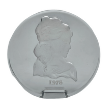 Load image into Gallery viewer, Danbury Mint. Vintage “Mother’s Day” paperweight in engraved crystal, 1978