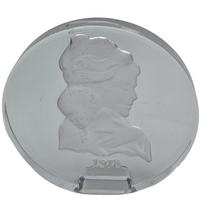 Load image into Gallery viewer, Danbury Mint. Vintage “Mother’s Day” paperweight in engraved crystal, 1978
