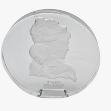 Load image into Gallery viewer, Danbury Mint. Vintage “Mother’s Day” paperweight in engraved crystal, 1978