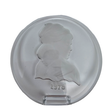 Load image into Gallery viewer, Danbury Mint. Vintage “Mother’s Day” paperweight in engraved crystal, 1978