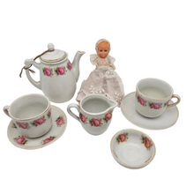 Charger l'image dans la galerie, Dînette ancienne en porcelaine à décor de roses et bords dorés