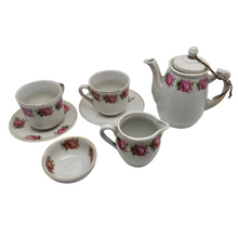 Charger l'image dans la galerie, Dînette ancienne en porcelaine à décor de roses et bords dorés