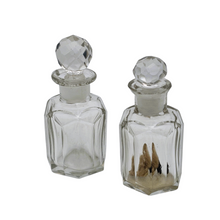 Charger l'image dans la galerie, Duo de flacons à parfum en verre taillé Belle Époque, vers 1890-1910 Le Charme des Violettes - Brocante en ligne