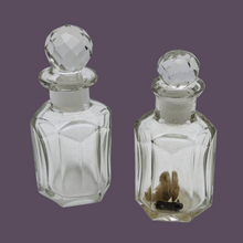 Charger l'image dans la galerie, Duo de flacons à parfum en verre taillé Belle Époque, vers 1890-1910 Le Charme des Violettes - Brocante en ligne