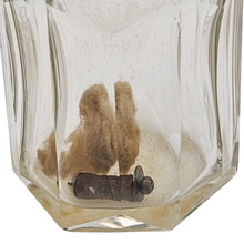 Charger l'image dans la galerie, Duo de flacons à parfum en verre taillé Belle Époque, vers 1890-1910 Le Charme des Violettes - Brocante en ligne