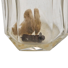 Charger l'image dans la galerie, Duo de flacons à parfum en verre taillé Belle Époque, vers 1890-1910 Le Charme des Violettes - Brocante en ligne