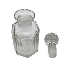 Charger l'image dans la galerie, Duo de flacons à parfum en verre taillé Belle Époque, vers 1890-1910 Le Charme des Violettes - Brocante en ligne