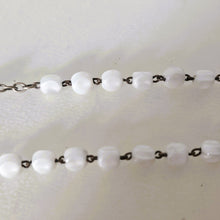 Load image into Gallery viewer, Duo de chapelets en verre opalin et métal argenté et leur étui en cuir, vers 1930-1950 Le Charme des Violettes - Brocante en ligne