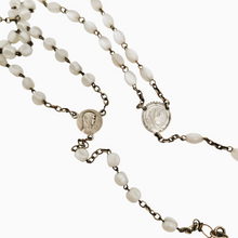 Load image into Gallery viewer, Duo de chapelets en verre opalin et métal argenté et leur étui en cuir, vers 1930-1950 Le Charme des Violettes - Brocante en ligne