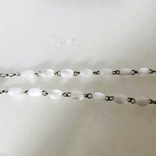 Load image into Gallery viewer, Duo de chapelets en verre opalin et métal argenté et leur étui en cuir, vers 1930-1950 Le Charme des Violettes - Brocante en ligne