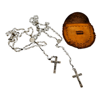 Load image into Gallery viewer, Duo de chapelets en verre opalin et métal argenté et leur étui en cuir, vers 1930-1950 Le Charme des Violettes - Brocante en ligne