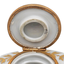 Charger l'image dans la galerie, Encrier en porcelaine blanche dorée – style Empire, Napoléon France, début du XXe siècle (vers 1900–1920) Le Charme des Violettes - Brocante en ligne