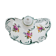 Charger l'image dans la galerie, Encrier en porcelaine fleurie de style Louis XV, fin XIXè - début XXè