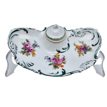 Charger l'image dans la galerie, Encrier en porcelaine fleurie de style Louis XV, fin XIXè - début XXè