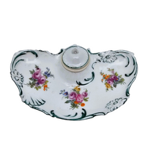 Charger l'image dans la galerie, Encrier en porcelaine fleurie de style Louis XV, fin XIXè - début XXè