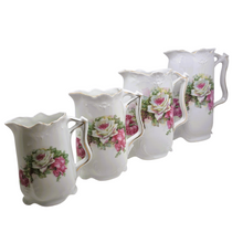 Afbeelding in Gallery-weergave laden, Ensemble de 4 pots à lait en porcelaine Victoria (Tchécoslovaquie) au décor de roses, 1900-1930 Le Charme des Violettes - Brocante en ligne