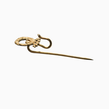 Charger l'image dans la galerie, Épingle ancienne à suspendre – Belle Époque en métal doré, couronne et nœud, fin XIXᵉ - début XXᵉ siècle Le Charme des Violettes - Brocante en ligne