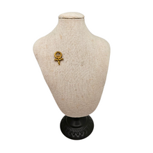 Charger l'image dans la galerie, Épingle ancienne à suspendre – Belle Époque en métal doré, couronne et nœud, fin XIXᵉ - début XXᵉ siècle Le Charme des Violettes - Brocante en ligne