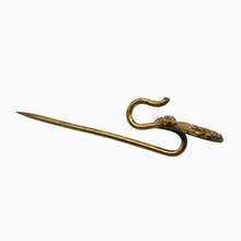 Charger l'image dans la galerie, Épingle ancienne à suspendre – Belle Époque en métal doré, couronne et nœud, fin XIXᵉ - début XXᵉ siècle Le Charme des Violettes - Brocante en ligne