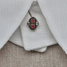 Afbeelding in Gallery-weergave laden, Epingle à cravate en argent et vermeil ornée de petites pierres blanches et rouges, années 1900