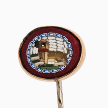 Afbeelding in Gallery-weergave laden, Epingle à cravate victorienne en argent et vermeil ornée d'une micro-mosaïque en pâte de verre à décor de chien, fin XIXè
