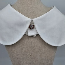 Afbeelding in Gallery-weergave laden, Epingle à cravate victorienne en argent et vermeil ornée d'une micro-mosaïque en pâte de verre à décor de chien, fin XIXè