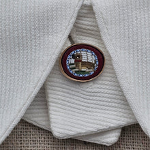 Afbeelding in Gallery-weergave laden, Epingle à cravate victorienne en argent et vermeil ornée d'une micro-mosaïque en pâte de verre à décor de chien, fin XIXè