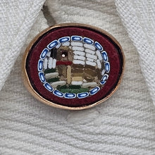 Afbeelding in Gallery-weergave laden, Epingle à cravate victorienne en argent et vermeil ornée d'une micro-mosaïque en pâte de verre à décor de chien, fin XIXè