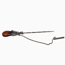 Afbeelding in Gallery-weergave laden, Epingle à jabot Art nouveau en argent 925 sertie d'un cabochon en ambre de la Baltique, années 1900