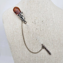 Afbeelding in Gallery-weergave laden, Epingle à jabot Art nouveau en argent 925 sertie d'un cabochon en ambre de la Baltique, années 1900