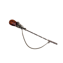 Afbeelding in Gallery-weergave laden, Epingle à jabot Art nouveau en argent 925 sertie d'un cabochon en ambre de la Baltique, années 1900