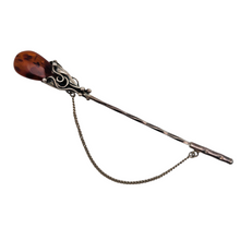 Afbeelding in Gallery-weergave laden, Epingle à jabot Art nouveau en argent 925 sertie d'un cabochon en ambre de la Baltique, années 1900