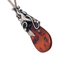 Afbeelding in Gallery-weergave laden, Epingle à jabot Art nouveau en argent 925 sertie d'un cabochon en ambre de la Baltique, années 1900