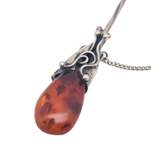 Afbeelding in Gallery-weergave laden, Epingle à jabot Art nouveau en argent 925 sertie d'un cabochon en ambre de la Baltique, années 1900