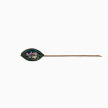 Load image into Gallery viewer, Épingle en micromosaïque florale et laiton doré – travail italien, fin XIXᵉ siècle Le Charme des Violettes - Brocante en ligne