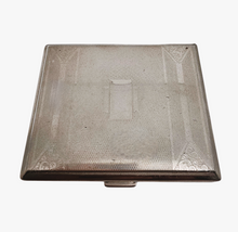 Afbeelding in Gallery-weergave laden, Etui à cigarettes Art déco en métal argenté à motifs géométriques, années 1930