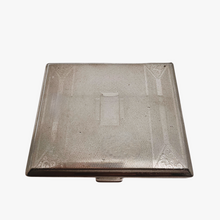 Afbeelding in Gallery-weergave laden, Etui à cigarettes Art déco en métal argenté à motifs géométriques, années 1930