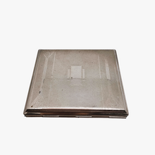 Afbeelding in Gallery-weergave laden, Etui à cigarettes Art déco en métal argenté à motifs géométriques, années 1930
