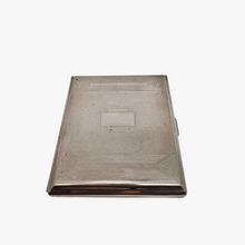 Afbeelding in Gallery-weergave laden, Etui à cigarettes Art déco en métal argenté à motifs géométriques, années 1930