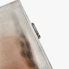 Charger l'image dans la galerie, Kraftalpacca, Etui à cigarettes Art déco en alpacca plaqué argent guilloché à motifs géométriques, années 1930
