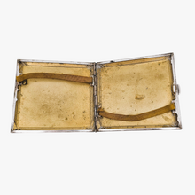 Charger l'image dans la galerie, Etui à cigarettes Art déco en métal argenté guilloché de motifs géométriques, années 1930,