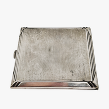 Charger l'image dans la galerie, Etui à cigarettes Art déco en métal argenté guilloché de motifs géométriques, années 1930,