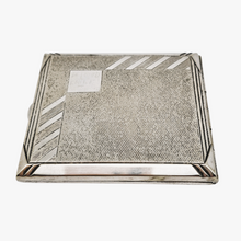 Charger l'image dans la galerie, Etui à cigarettes Art déco en métal argenté guilloché de motifs géométriques, années 1930,